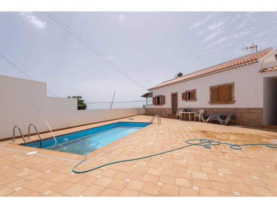 Foto 1 de Casa en venta en Arucas Casco de 2 habitaciones con terraza y piscina