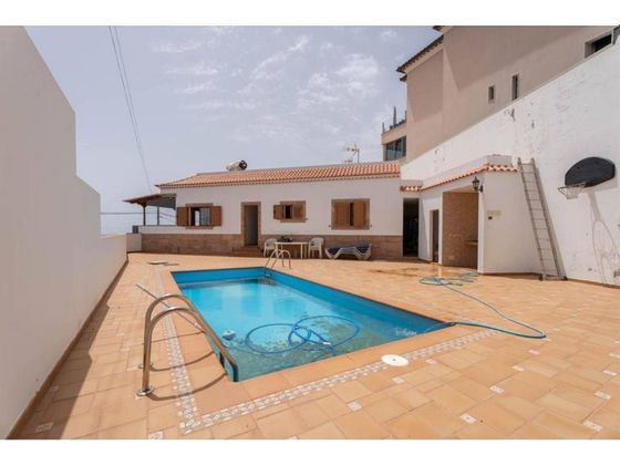 Foto 2 de Casa en venta en Arucas Casco de 2 habitaciones con terraza y piscina