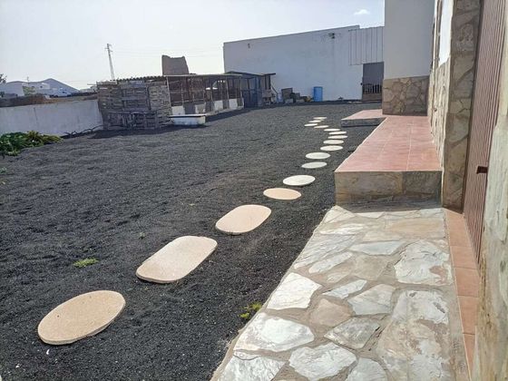 Foto 1 de Venta de casa en Tinajo de 4 habitaciones con terraza y piscina