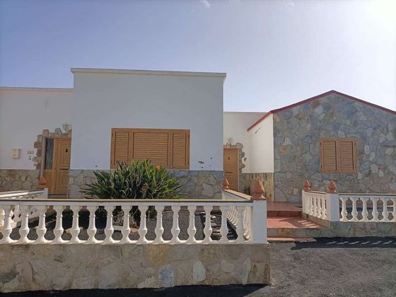 Foto 2 de Venta de casa en Tinajo de 4 habitaciones con terraza y piscina