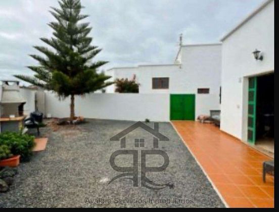 Foto 2 de Venta de casa en Tinajo de 4 habitaciones con terraza