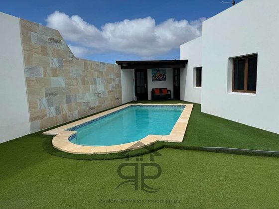 Foto 1 de Venta de casa en Tinajo de 3 habitaciones con piscina y garaje