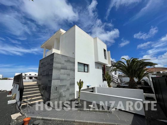 Foto 1 de Xalet en venda a Tinajo de 3 habitacions amb terrassa i garatge