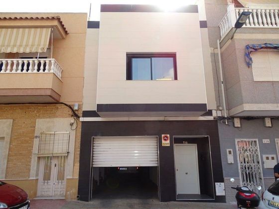 Foto 1 de Dúplex en venda a Centro - Torrevieja de 2 habitacions amb terrassa i piscina