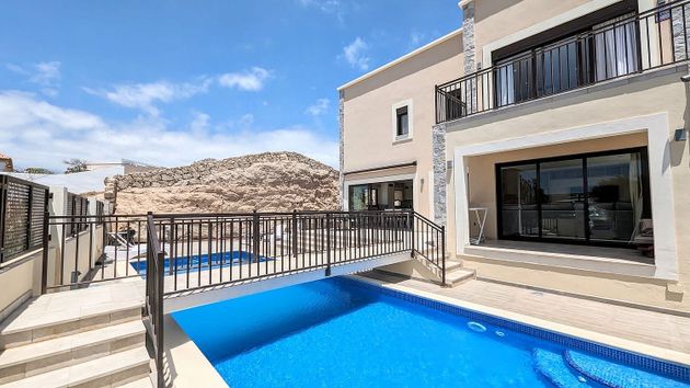 Foto 1 de Venta de chalet en Los Abrigos de 5 habitaciones con terraza y piscina