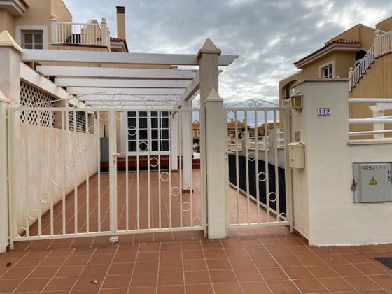 Foto 1 de Casa adossada en venda a calle Barlovento de 1 habitació amb terrassa i piscina