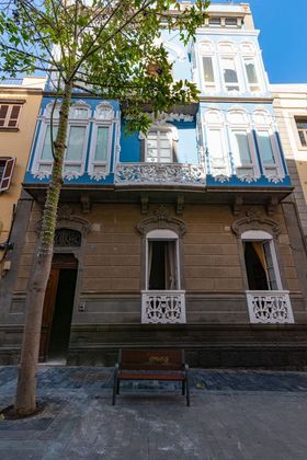 Foto 2 de Casa adosada en venta en calle Travieso de 7 habitaciones con terraza y balcón