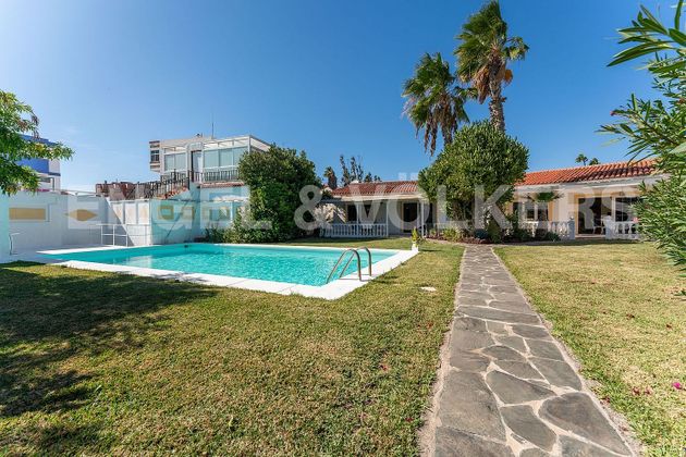 Foto 2 de Chalet en venta en Playa del Inglés de 7 habitaciones con terraza y piscina
