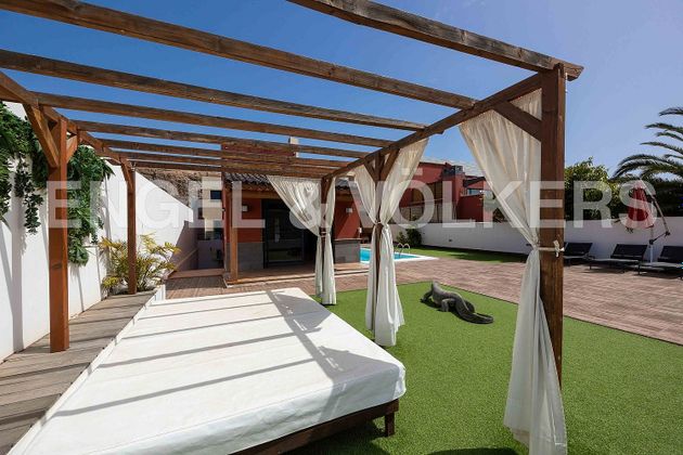 Foto 2 de Chalet en venta en Jinamar de 6 habitaciones con terraza y piscina