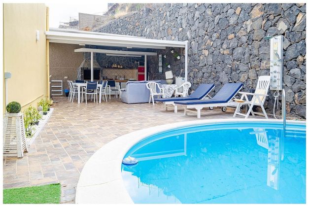 Foto 1 de Casa en venda a calle Pelinor de 3 habitacions amb terrassa i piscina