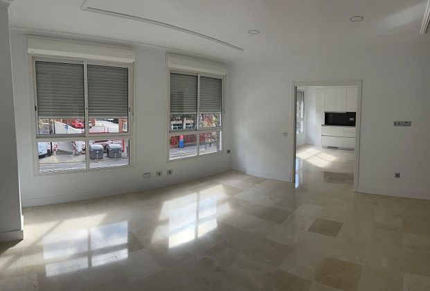 Foto 2 de Venta de piso en calle Tome Cano de 3 habitaciones con garaje y aire acondicionado