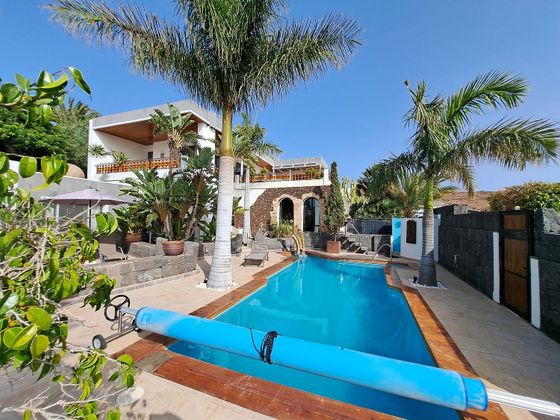 Foto 2 de Chalet en venta en calle Las Maretas de 5 habitaciones con terraza y piscina