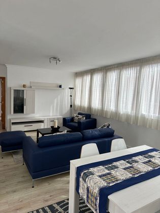 Foto 2 de Alquiler de ático en calle Ferreras de 2 habitaciones con terraza y muebles