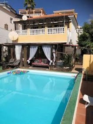 Foto 1 de Venta de chalet en calle Teguisa de 4 habitaciones con terraza y piscina