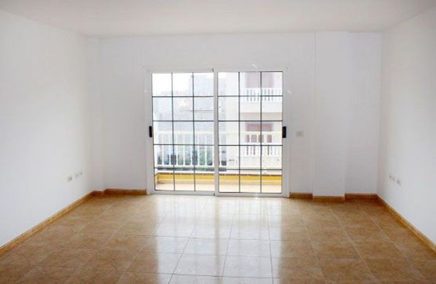 Foto 2 de Venta de piso en calle Flor del Sur de 2 habitaciones con terraza y ascensor