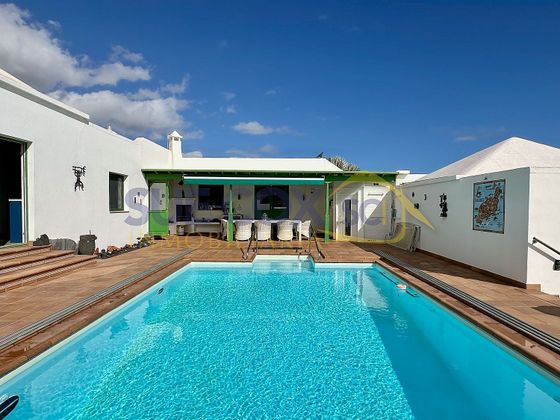 Foto 1 de Xalet en venda a Los Cocoteros de 3 habitacions amb terrassa i piscina