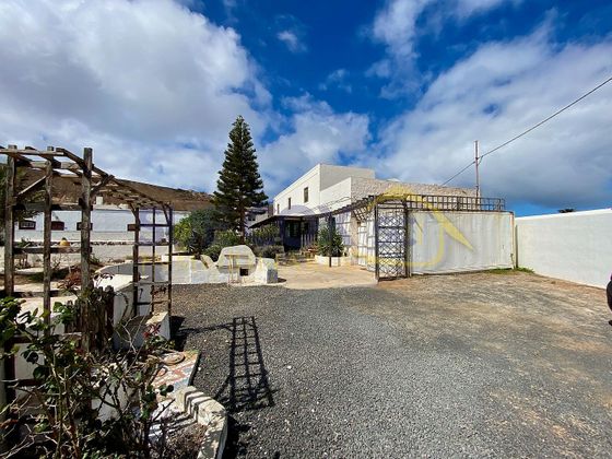 Foto 1 de Casa en venda a Tinajo de 3 habitacions amb terrassa i jardí