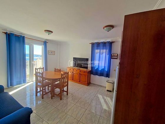 Foto 2 de Alquiler de piso en Costa Blanca - Las Galletas de 1 habitación con muebles y balcón