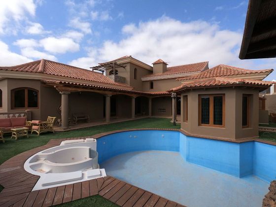 Foto 1 de Chalet en venta en Buenavista-Rosa Vila de 5 habitaciones con terraza y piscina