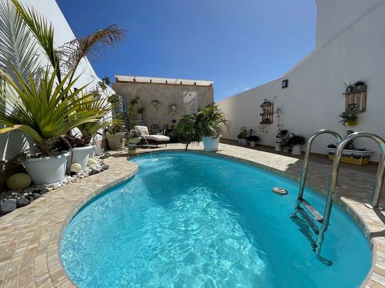 Foto 1 de Casa adosada en venta en Caleta de Fuste de 3 habitaciones con terraza y piscina