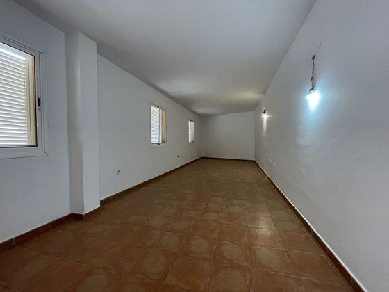 Foto 2 de Venta de piso en avenida Central de 2 habitaciones con piscina y garaje