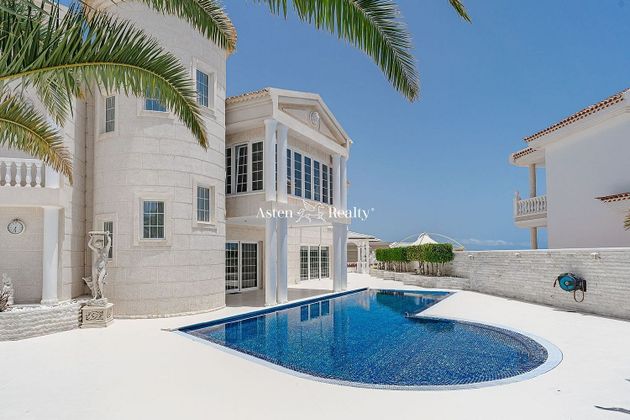 Foto 1 de Venta de casa en Costa Adeje de 6 habitaciones con terraza y piscina