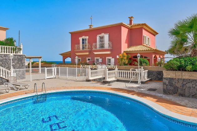 Foto 2 de Venta de casa en El Médano de 3 habitaciones con terraza y piscina