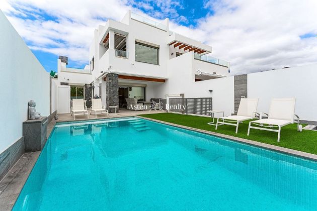 Foto 1 de Venta de casa en Los Cristianos - Playa de las Américas de 3 habitaciones con terraza y piscina