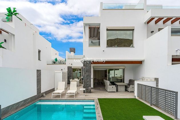 Foto 2 de Venta de casa en Los Cristianos - Playa de las Américas de 3 habitaciones con terraza y piscina