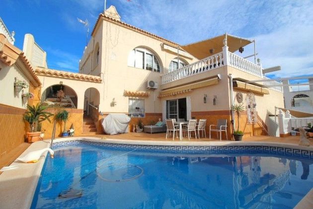 Foto 1 de Chalet en venta en calle El Gorriaga de 5 habitaciones con terraza y piscina
