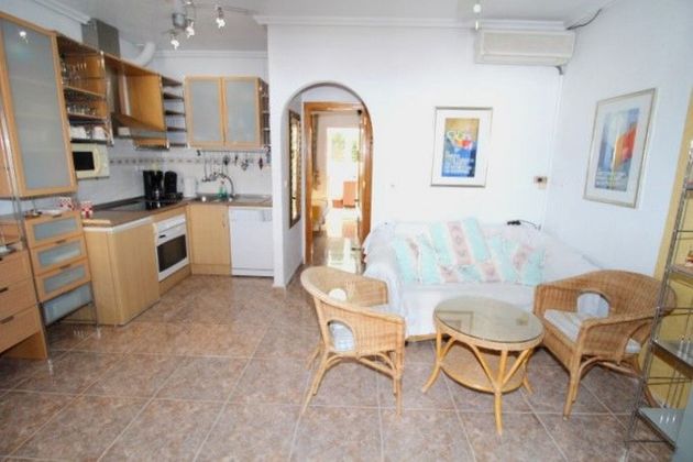 Foto 2 de Casa adossada en venda a San Miguel de Salinas de 1 habitació amb jardí i aire acondicionat