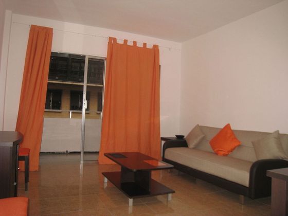 Foto 1 de Alquiler de piso en avenida Rafael Cabrera de 1 habitación con terraza y muebles