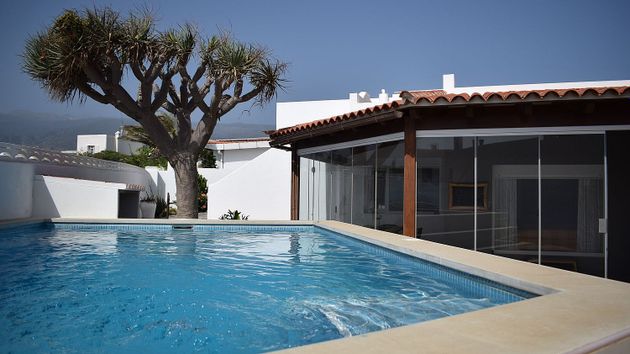 Foto 1 de Chalet en venta en Arico de 4 habitaciones con terraza y piscina