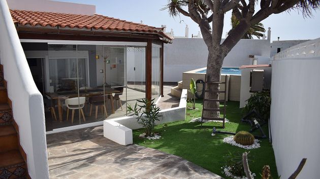 Foto 2 de Chalet en venta en Arico de 4 habitaciones con terraza y piscina
