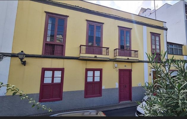 Foto 1 de Casa adossada en venda a Vegueta de 12 habitacions amb terrassa i garatge
