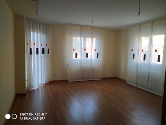 Foto 1 de Casa adossada en venda a Trobajo del Camino de 4 habitacions amb garatge i calefacció