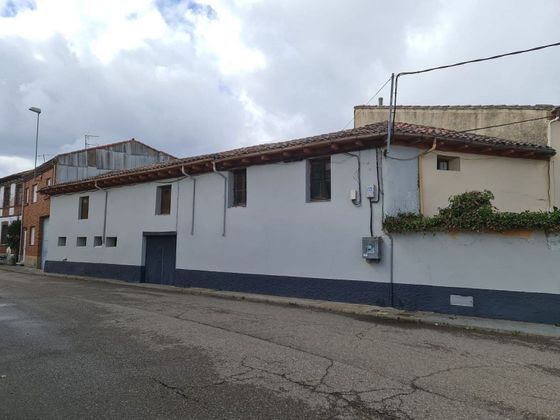 Foto 1 de Casa adosada en venta en Onzonilla de 1 habitación y 228 m²