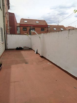 Foto 2 de Venta de piso en Trobajo del Camino de 3 habitaciones con terraza y muebles