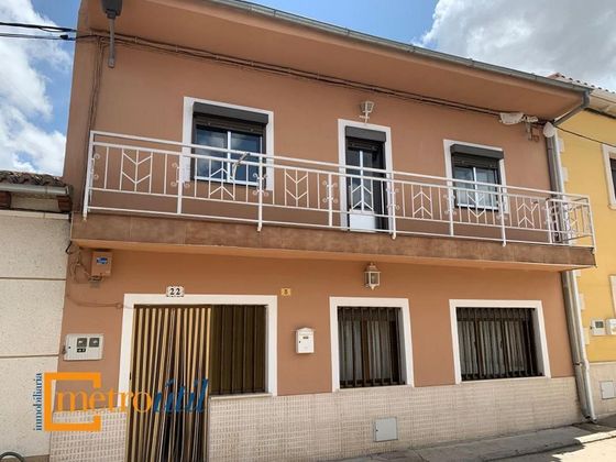 Foto 1 de Casa adossada en venda a Villaflores de 5 habitacions amb balcó i calefacció