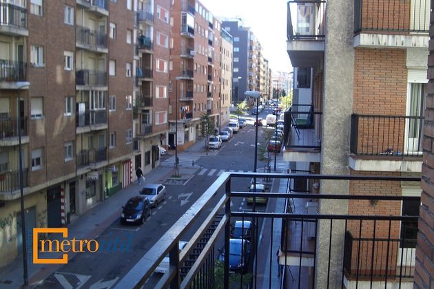 Foto 2 de Pis en venda a Delicias - San Isidro de 3 habitacions amb balcó i calefacció