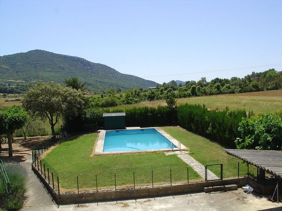 Foto 2 de Xalet en venda a calle Ainsa de 3 habitacions amb terrassa i piscina