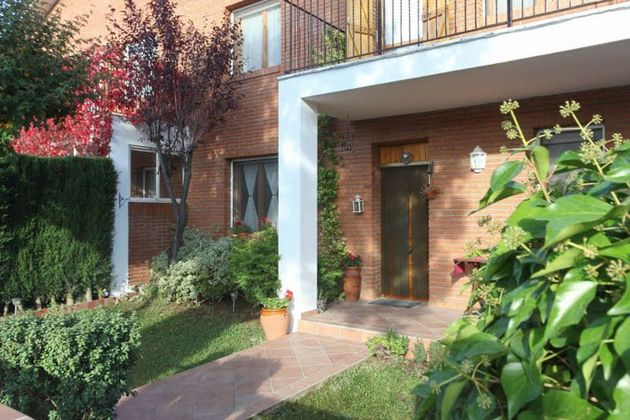 Foto 2 de Casa adossada en venda a calle Roda de Isábena de 3 habitacions amb terrassa i garatge