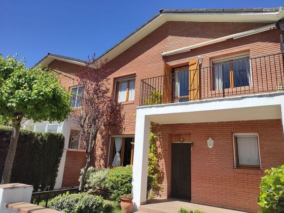 Foto 1 de Casa adossada en venda a calle Roda de Isábena de 3 habitacions amb terrassa i garatge