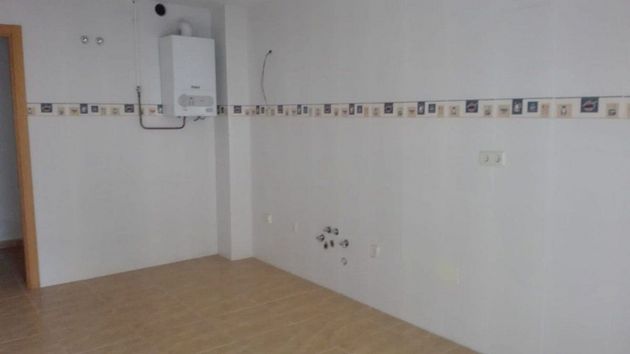 Foto 1 de Venta de piso en Cacabelos de 4 habitaciones con terraza y calefacción