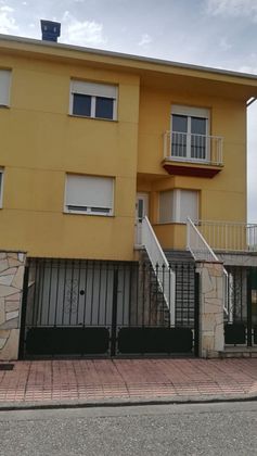 Foto 1 de Venta de casa adosada en Carracedelo de 4 habitaciones con garaje y jardín