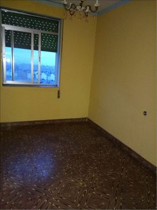 Foto 2 de Piso en venta en avenida El Bierzo de 3 habitaciones con calefacción