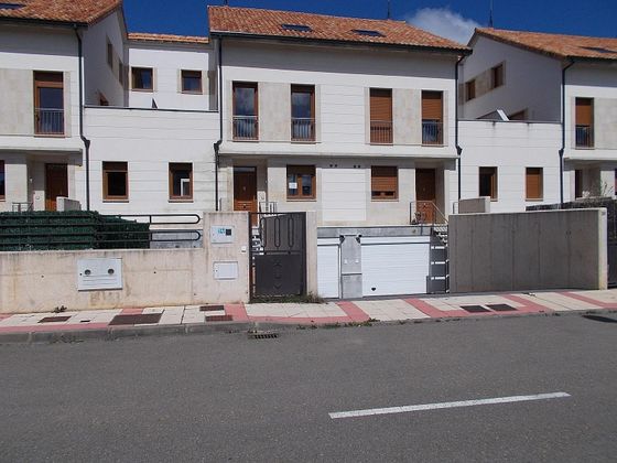 Foto 1 de Casa en venda a Sariegos de 4 habitacions amb garatge i jardí
