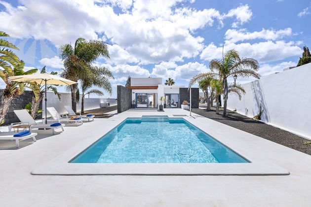 Foto 1 de Chalet en venta en Playa Blanca de 3 habitaciones con terraza y piscina