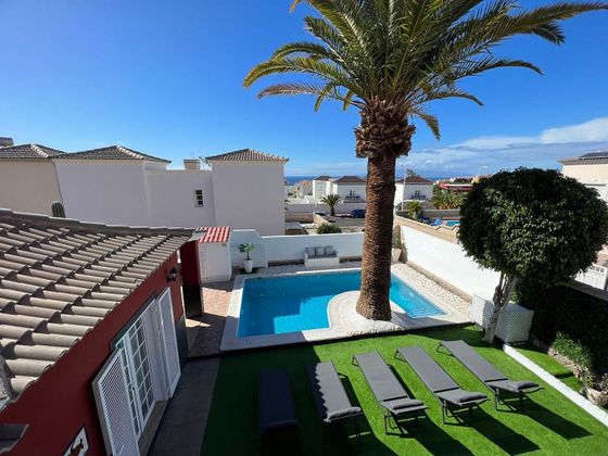 Foto 2 de Xalet en lloguer a calle Atena de 4 habitacions amb terrassa i piscina