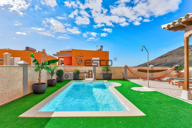Foto 1 de Alquiler de chalet en Los Cristianos - Playa de las Américas de 4 habitaciones con terraza y piscina